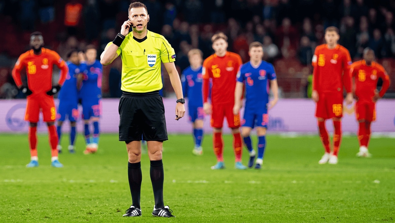 Scene assurde in Olanda: l'arbitro interrompe la partita per rispondere ad una telefonata!