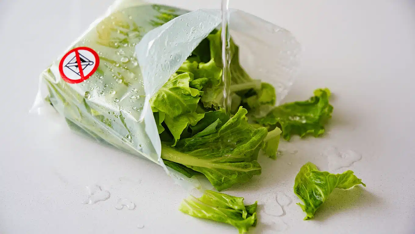 Lavi sempre l'insalata in busta? Smetti subito, ecco perché è un errore pericoloso