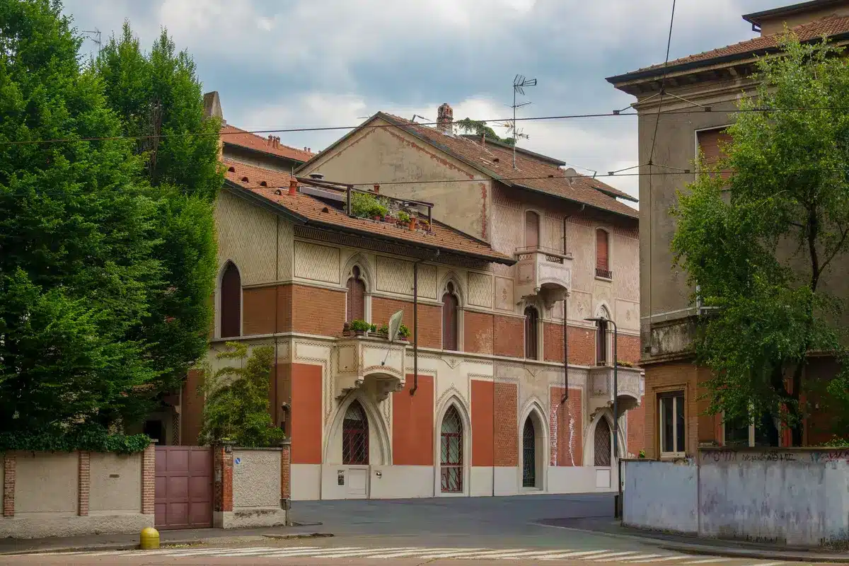 Veduta del quartiere artistico di Brera a Milano con strade storiche e edifici caratteristici