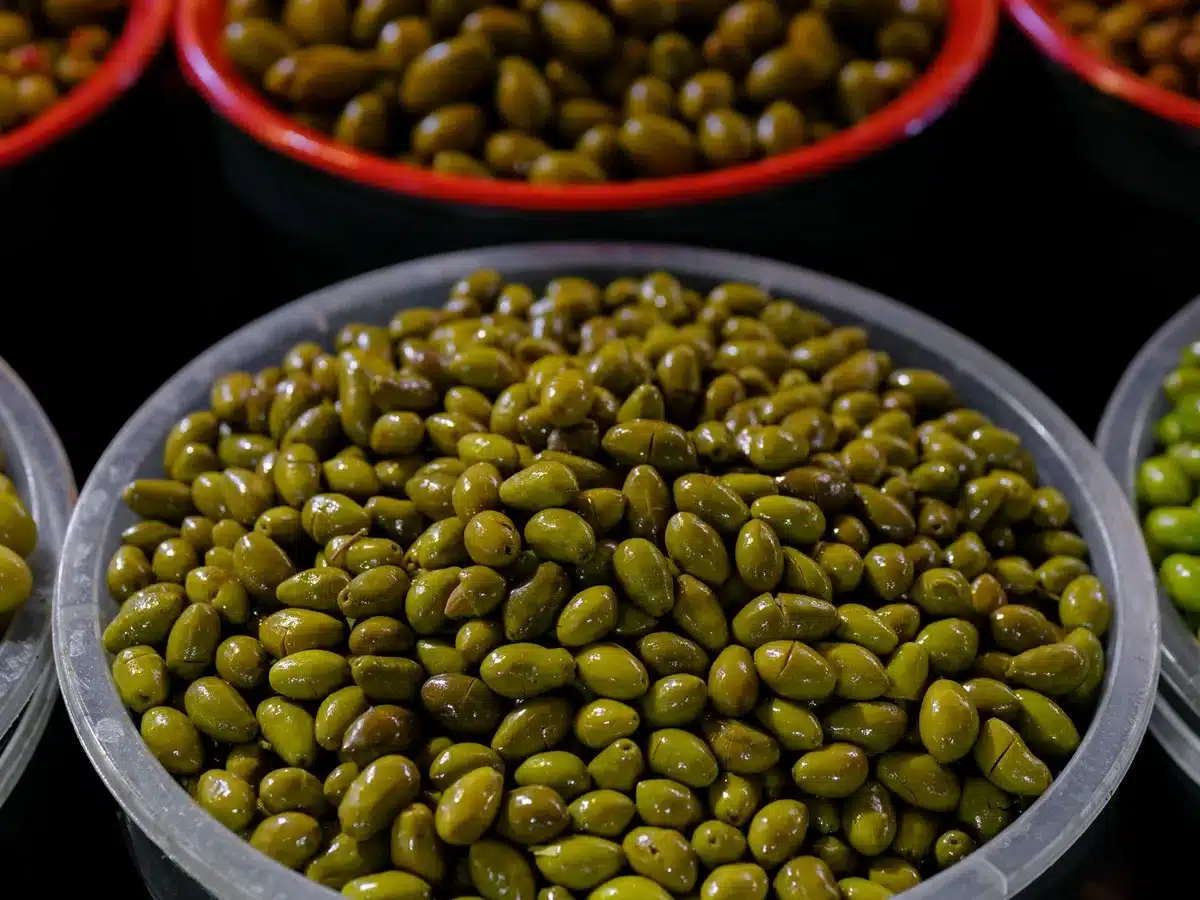 Rappresentazione dei benefici dell'olio d'oliva sulla salute cardiovascolare e cerebrale