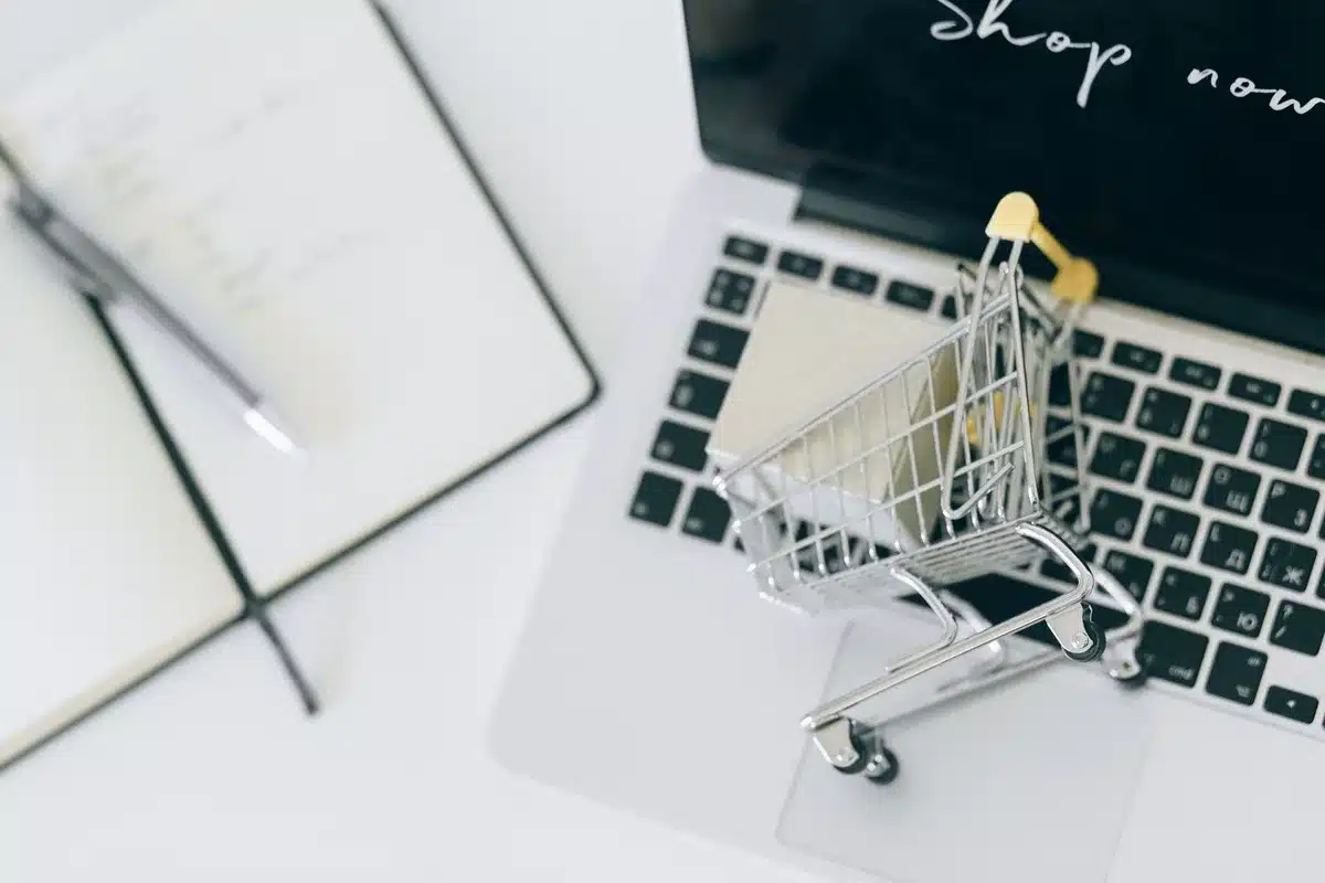 Interfaccia di una piattaforma di marketplace con annunci di viaggi e prezzi scontati