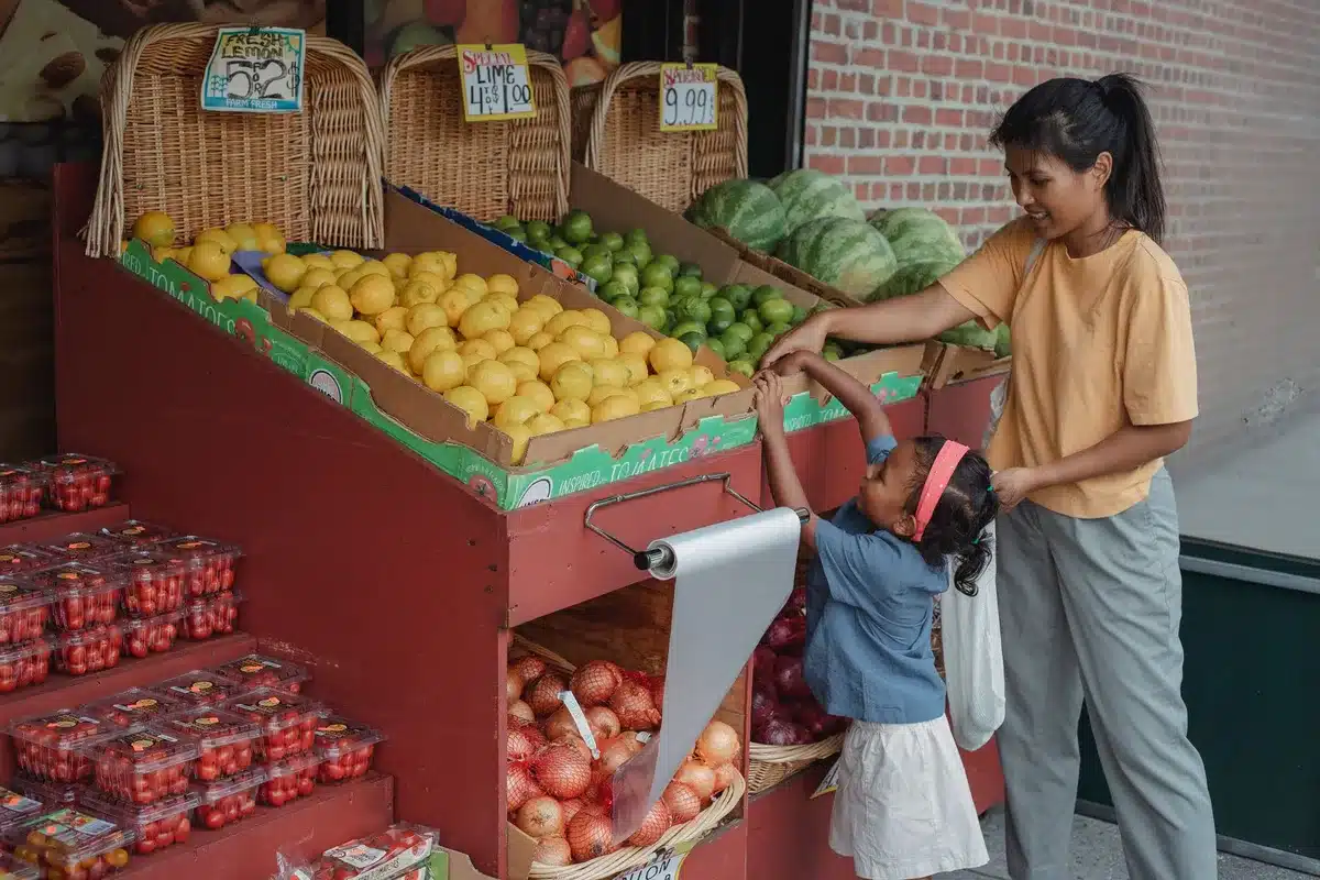 Bancarella di mercato giapponese con verdure e frutta fresca a prezzi accessibili