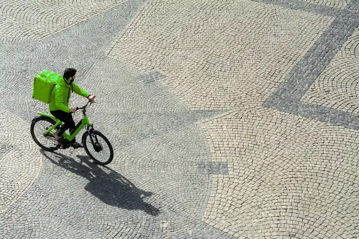 Veicolo ecologico in movimento su strada urbana per consegna sostenibile