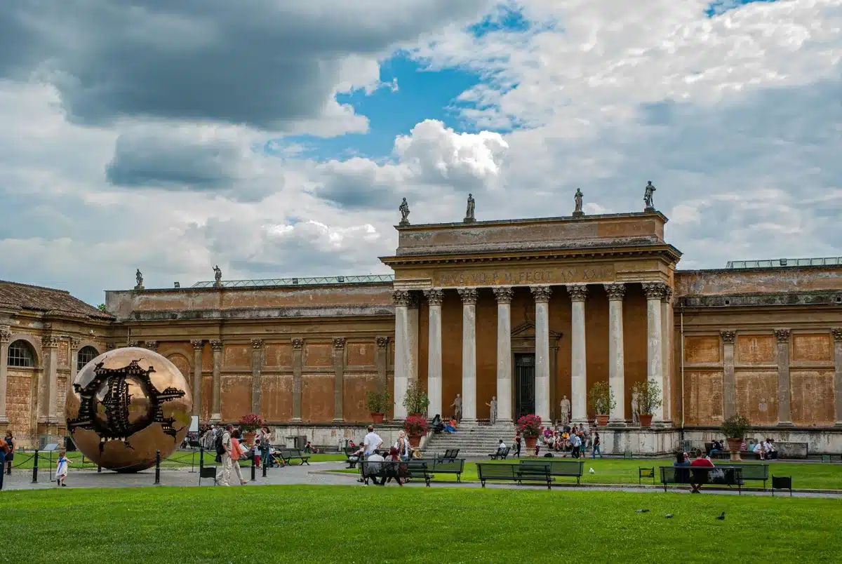Visitatori che esplorano un museo o parco locale durante una vacanza in loco.