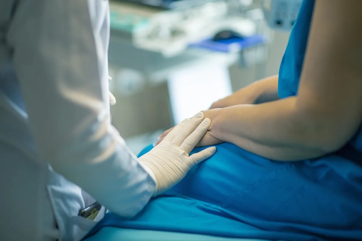 Arzt bespricht Sicherheitsbedenken mit Patientin