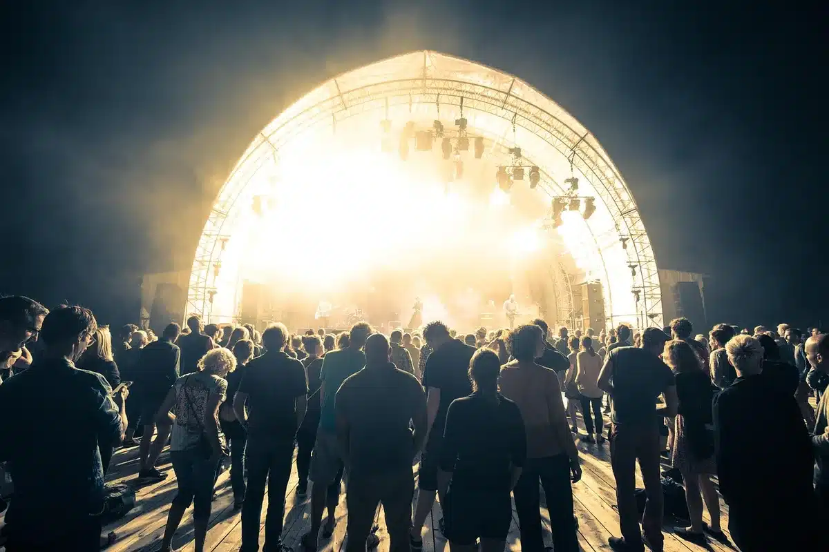 Pubblico in controluce sotto il palco al tramonto