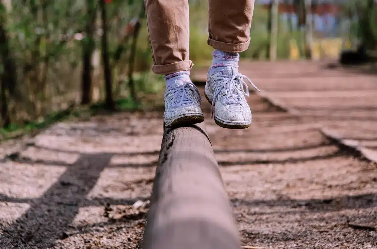 Dettaglio dei piedi di un corridore che atterra a metà passo durante il jogging lento
