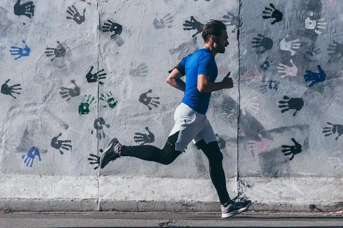 Persona che fa jogging lentamente su un sentiero urbano con un'espressione calma e rilassata