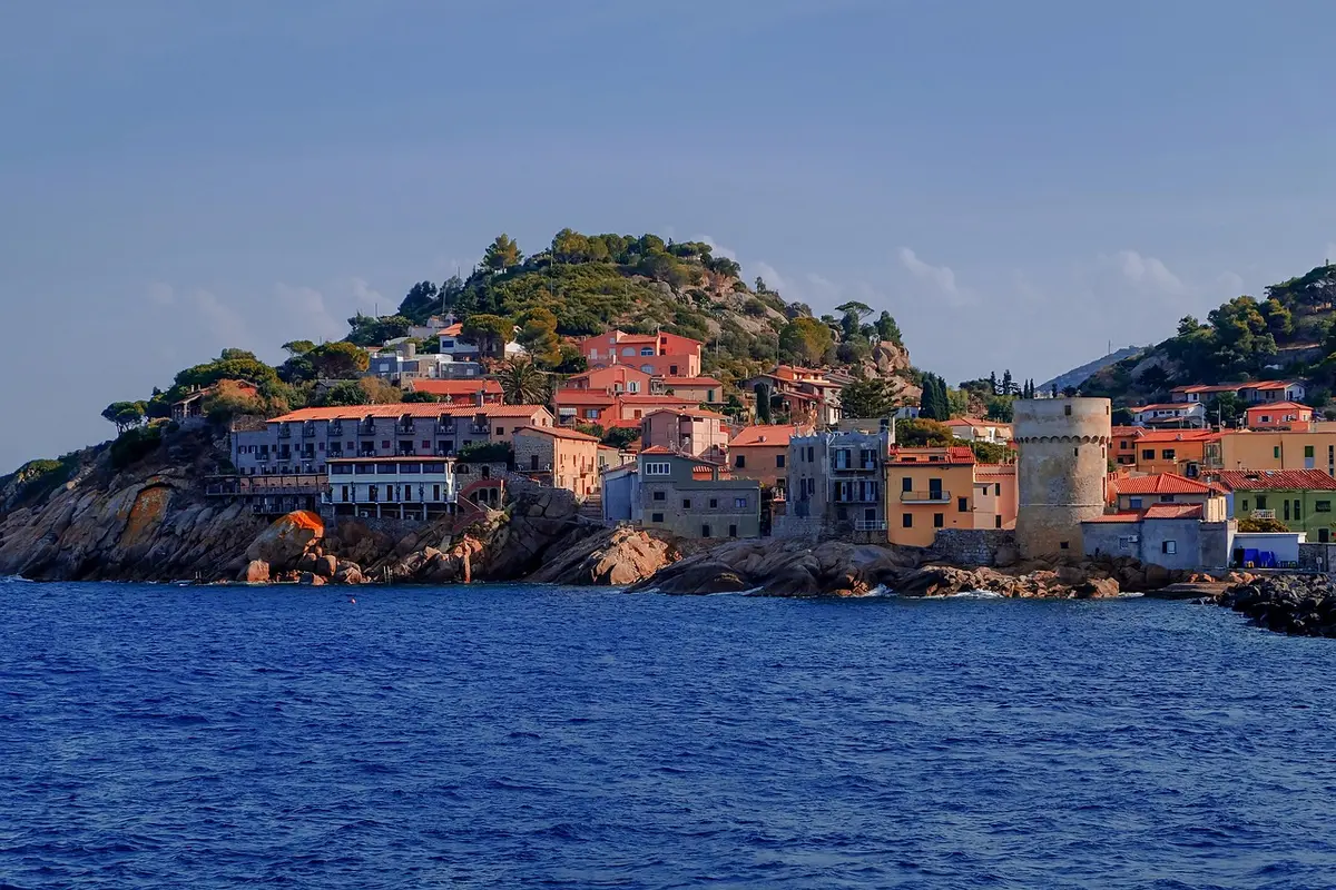 Villaggio remoto su isola italiana raggiungibile solo in barca, circondato dal mare