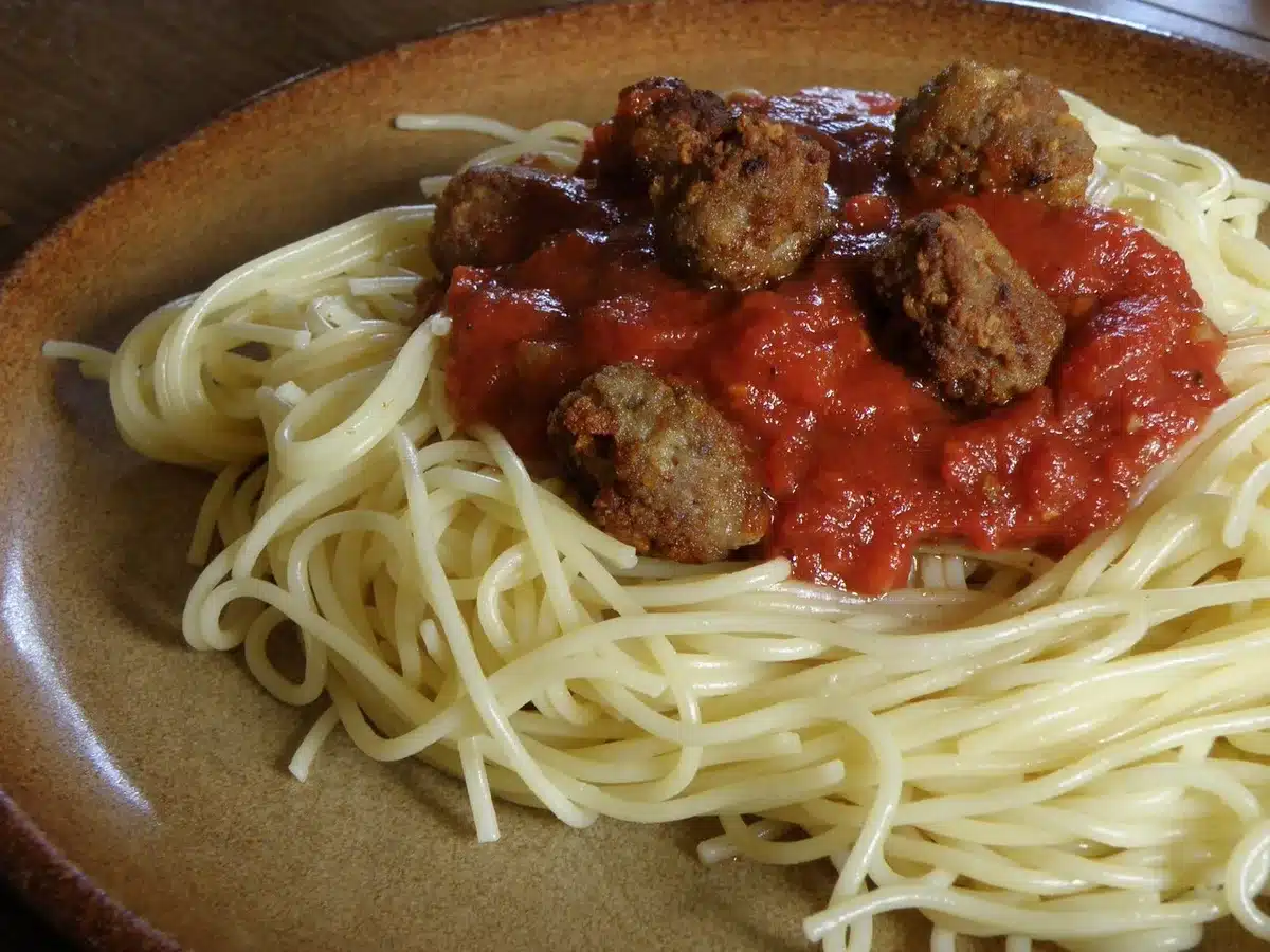 Scaffali del supermercato con barattoli di salsa al pomodoro