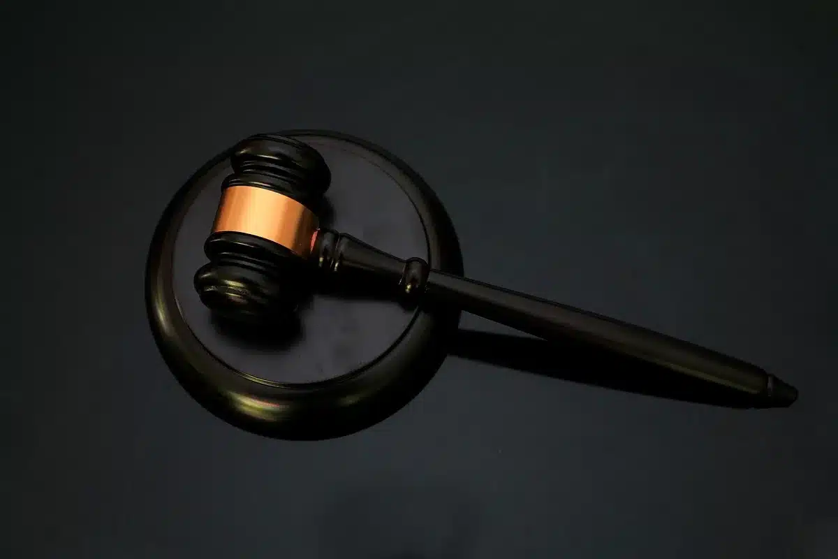 Martelletto da giudice e fascicoli legali relativi a procedimenti civili