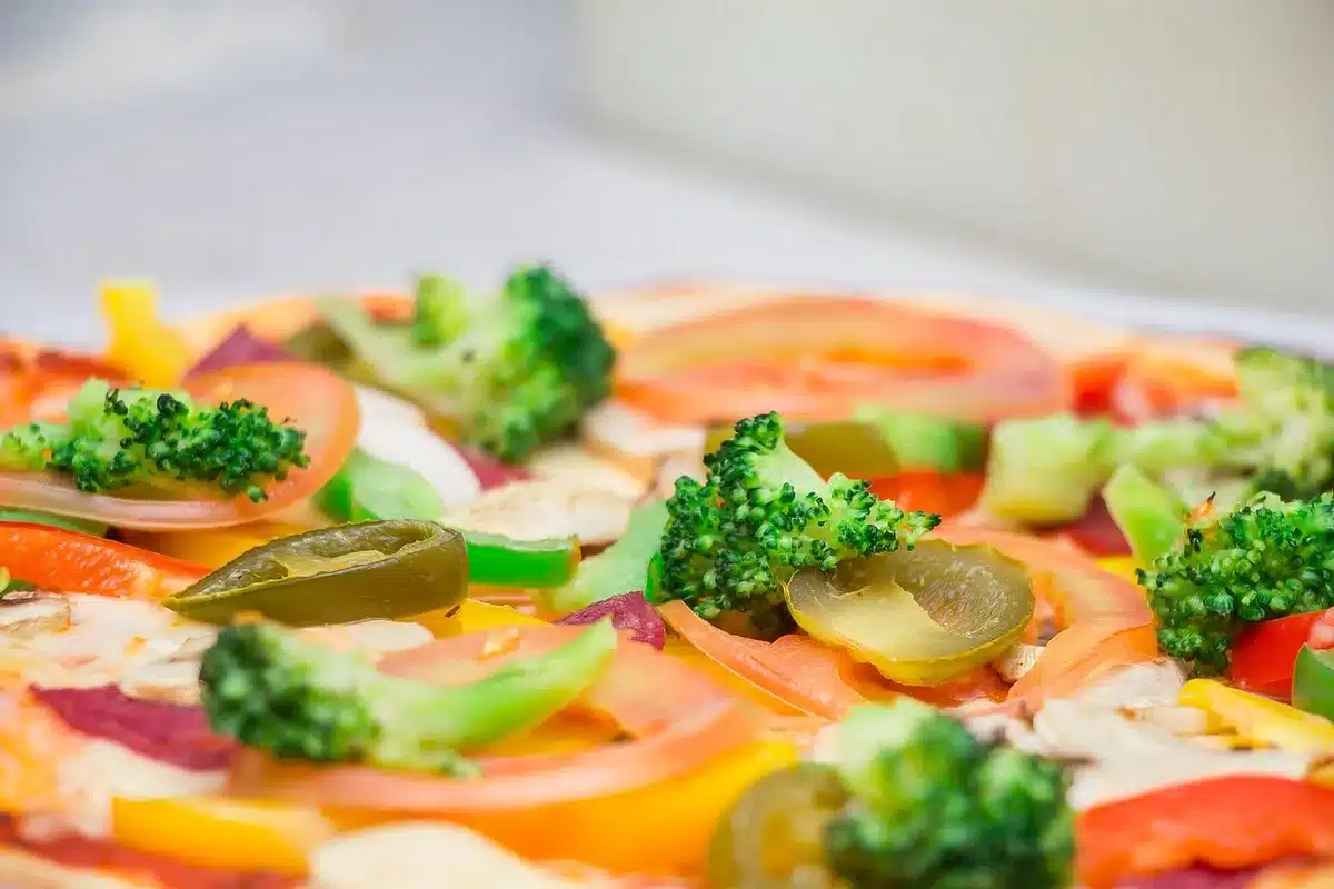 Interno di una pizzeria con pizzaiolo che prepara una pizza