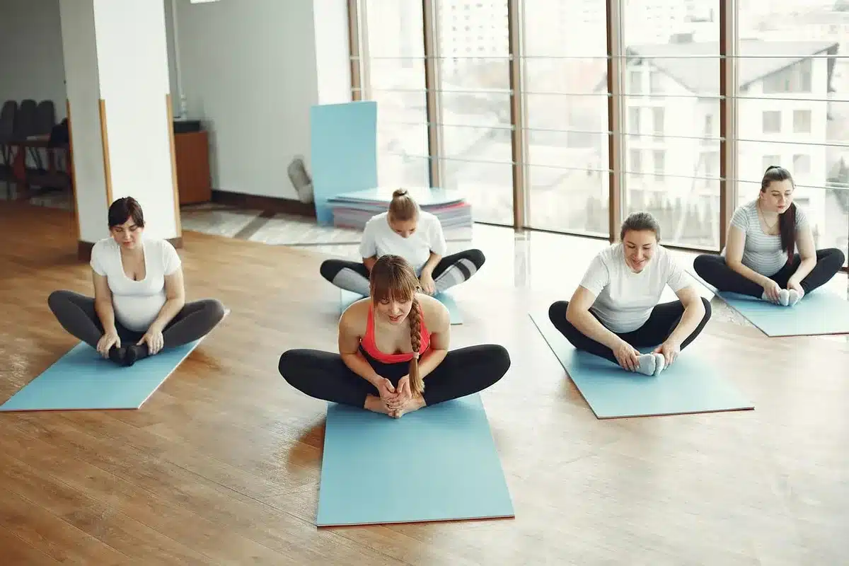 Partecipanti a una lezione di meditazione in cerchio